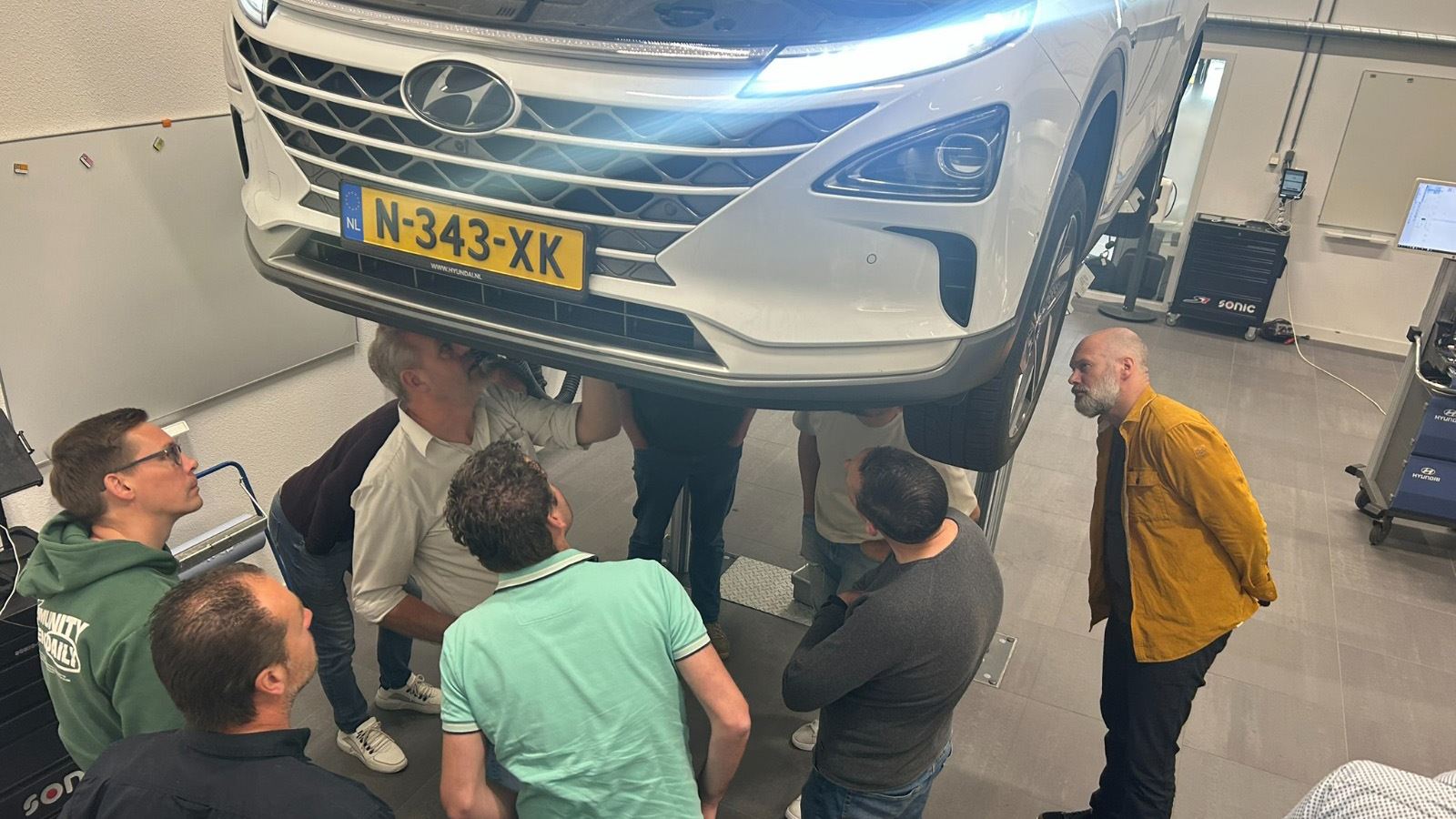 Hyundai Motor Nederland deelt innovaties en kennis met mbo-docenten. E-GMP-platform rouleert als onderwijsmiddel onder ROC-scholen.