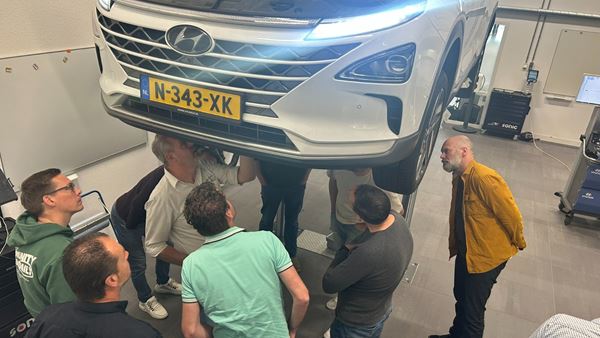 Hyundai Motor Nederland deelt innovaties en kennis met mbo-docenten. E-GMP-platform rouleert als onderwijsmiddel onder ROC-scholen.