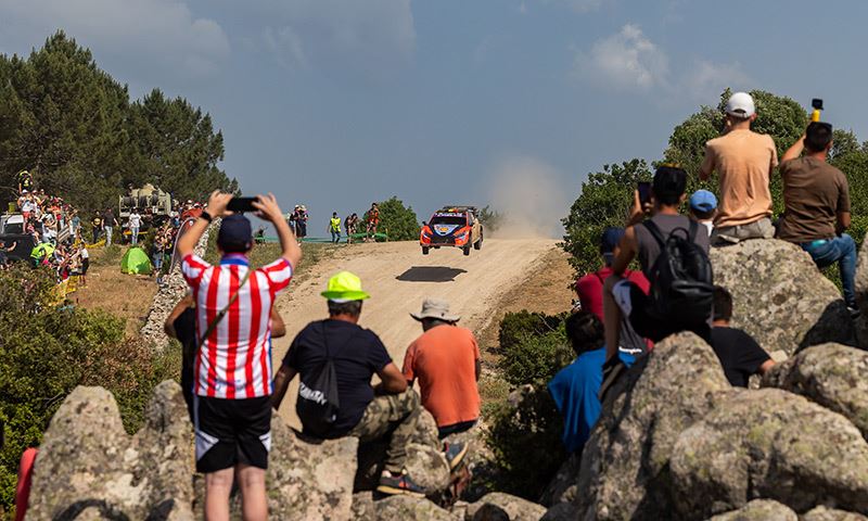 Thierry Neuville ‘vliegt’ in de Rally van Sardinië.