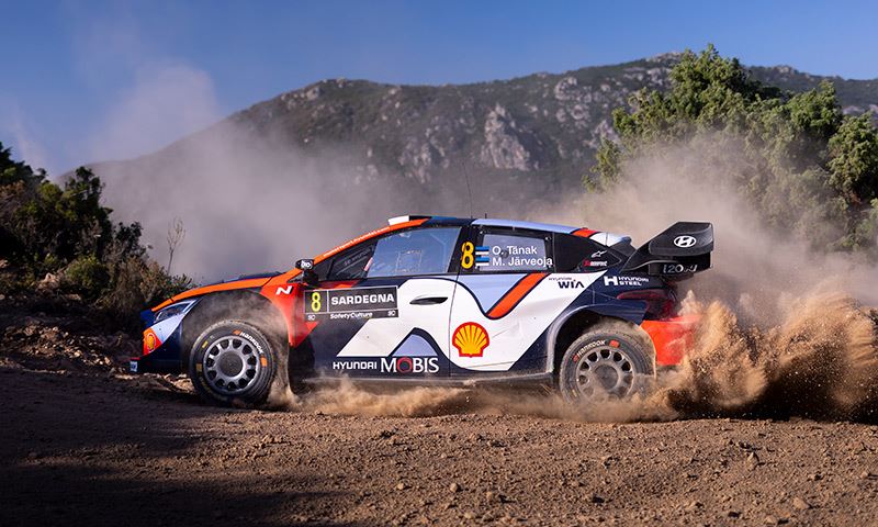 Rallyrijder Ott Tänak van Hyundai Motorsport in actie in de Rally van Sardinië.