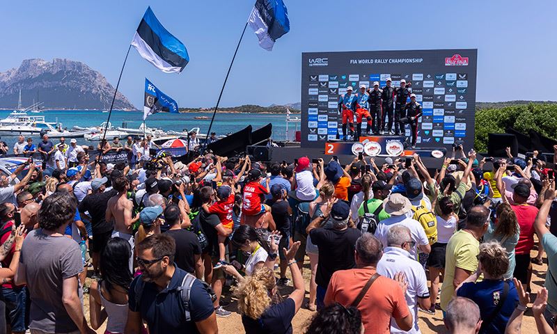 Het podium na afloop van de Rally van Sardinië, met Ott Tänak en zijn navigator Martin Järveoja op de tweede plaats.