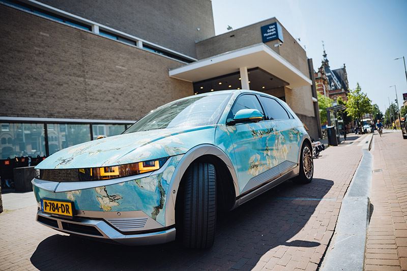 In volledig elektrische Hyundai’s, gewrapt in wereldberoemde meesterwerken van Vincent van Gogh, werden de gasten vervoerd naar het Van Gogh Museum (foto Jelle Draper). In volledig elektrische Hyundai’s, gewrapt in wereldberoemde meesterwerken van Vincent van Gogh, werden de gasten vervoerd naar het Van Gogh Museum (foto Jelle Draper).
