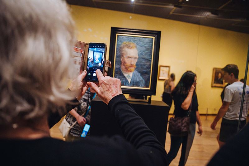 Voor veel deelnemers was Connection Day een unieke kans om kunst van dichtbij te beleven in een toegankelijke en persoonlijke setting (foto Jelle Draper).