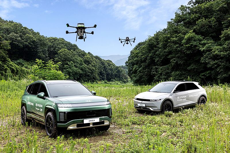 De Hyundai IONIQ 9 Seed Ball Drone Station (links) en de Hyundai IONIQ 5 Monitoring Drone Station.