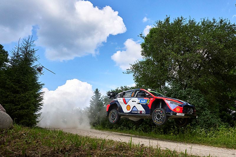 Rallyrijder Ott Tänak van Hyundai Motorsport in actie in de Rally van Estland.
