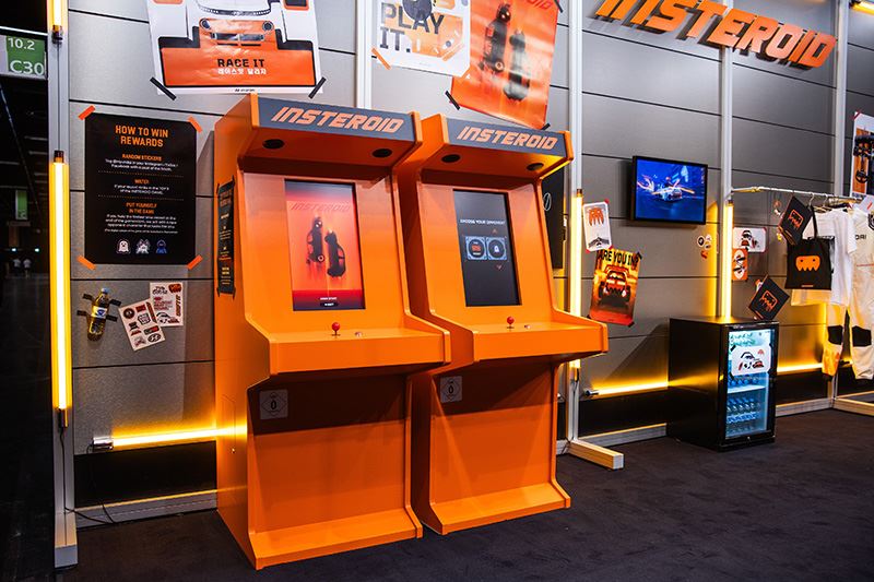 De game INSTEROID Retro Arcade speel je op een klassieke arcadekast.