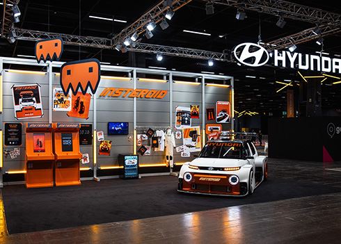 Hyundai met vette INSTEROID retro arcadegame op Gamescom 2025