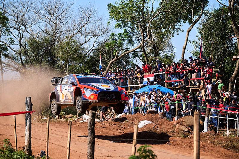 Thierry Neuville ‘vliegt’ naar de derde plaats in de Rally van Paraguay.