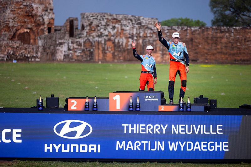 Thierry Neuville en zijn copiloot Martijn Wydaeghe van Hyundai Motorsport finishten als derde in de Rally van Paraguay.