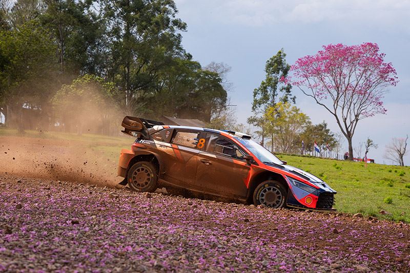 Rallyrijder Ott Tänak van Hyundai Motorsport in actie in de Rally van Paraguay.
