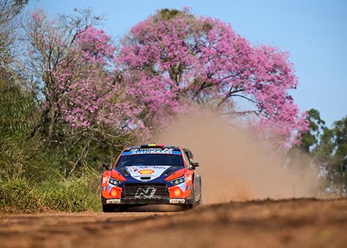 Thierry Neuville na zinderende Power Stage op podium in Paraguay