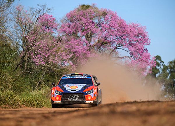 Thierry Neuville na zinderende Power Stage op podium in Paraguay