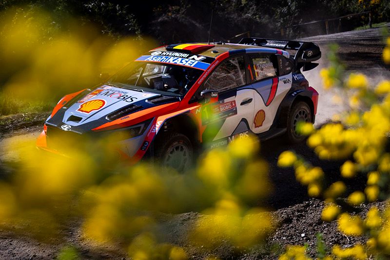 Thierry Neuville en zijn copiloot Martijn Wydaeghe van Hyundai Motorsport finishten in actie in de Rally van Chili.