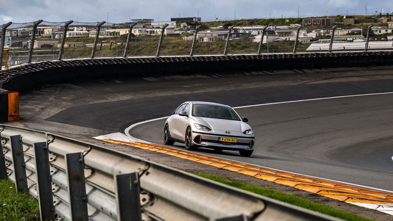 Proefrijden in de Hyundai IONIQ 6 op Circuit Zandvoort tijdens de EV Experience