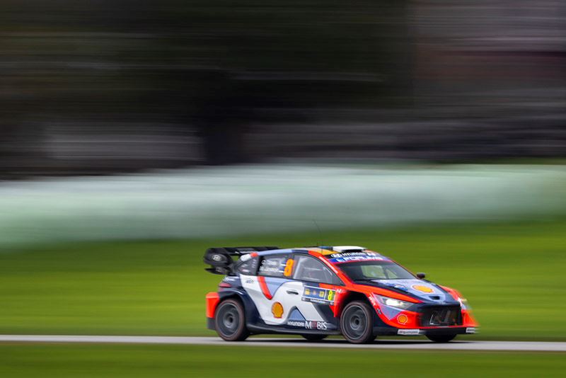 Ott Tänak en zijn navigator Martin Järveoja van Hyundai Motorsport in actie in de Central European Rally.