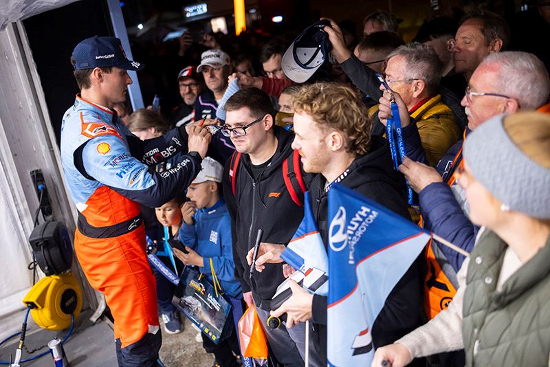 Rallyrijder Adrien Fourmaux van Hyundai Motorsport deelt handtekeningen uit in de Central European Rally.