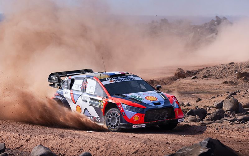 Rallyrijder Adrien Fourmaux en navigator Alexandre Coria van Hyundai Motorsport finishten als tweede in de Rally van Saoedi-Arabië.