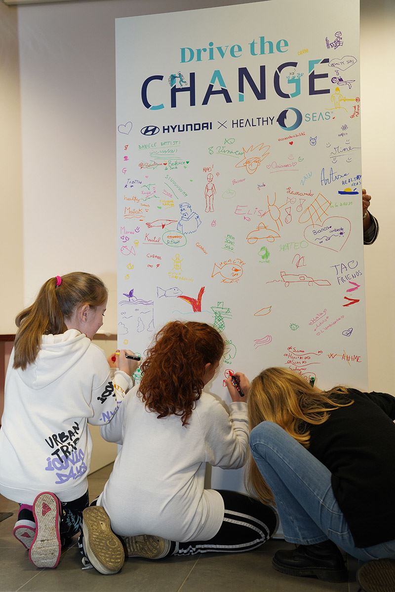 Duizenden kinderen en jongeren deden wereldwijd mee aan educatieve programma’s die hen spelenderwijs leren over natuurbehoud, technologie en de kracht van samenwerking.