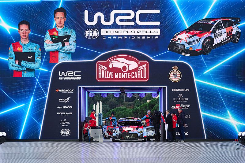 Thierry Neuville en zijn navigator Martijn Wydaeghe aan de start van de Rally van Monte-Carlo.