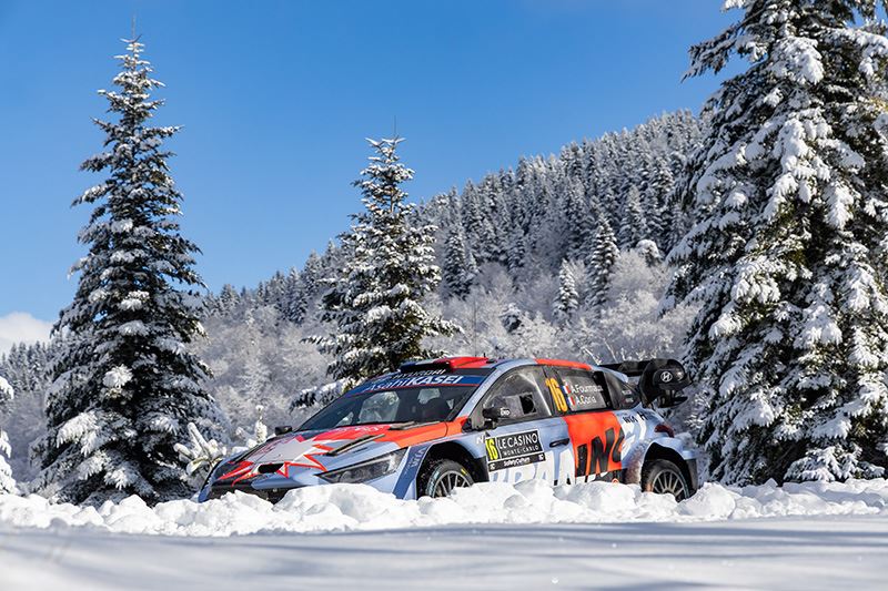 Adrien Fourmaux en zijn navigator Alexandre Coria in actie in de Rally van Monte-Carlo.