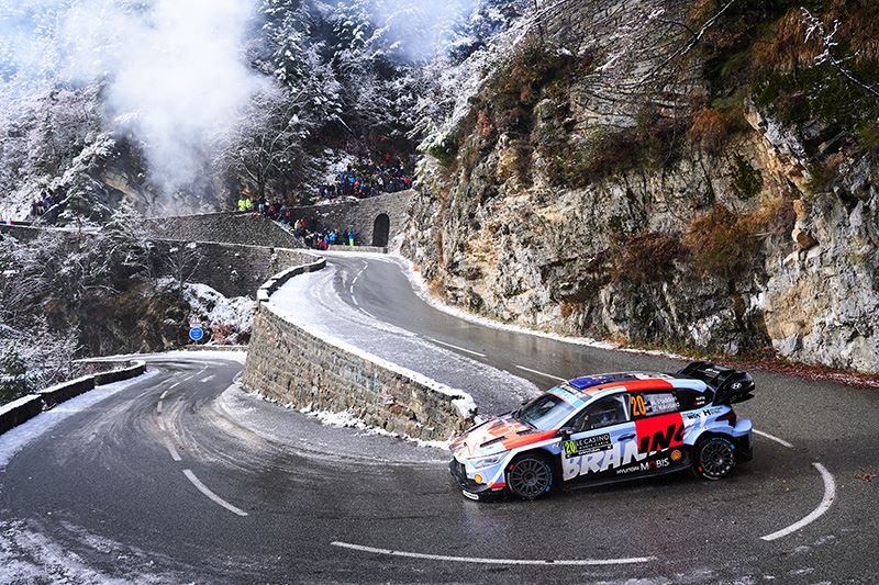 Hayden Paddon en zijn navigator John Kennard in actie in de Rally van Monte-Carlo.