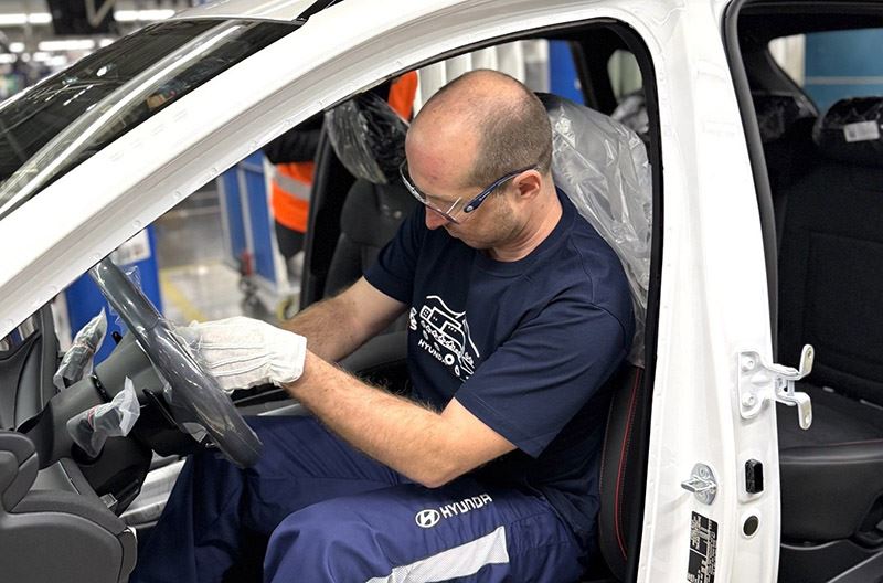 In de fabriek van Hyundai in Tsjechië wordt de laatste hand gelegd aan de vijf miljoenste Hyundai: een TUCSON Hybrid.