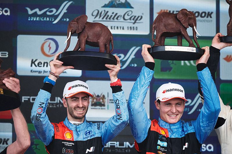 Adrien Fourmaux en zijn navigator Alexandre Coria van Hyundai Motorsport vieren hun tweede plaats in de Safari Rally Kenia.