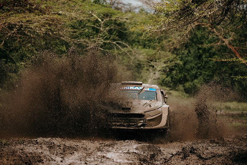 Modder, stenen en verraderlijke omstandigheden zorgden voor een ware uitputtingsslag in de Safari Rally Kenia.