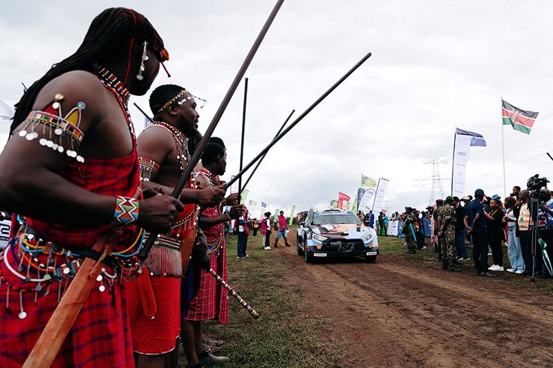 De lokale bevolking vergaapt zich aan de rallyauto van Thierry Neuville van Hyundai Motorsport in de Safari Rally Kenia.