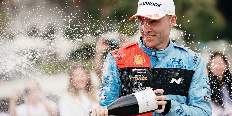 Hayden Paddon viert zijn derde plaats in de Rally van Kroatië.