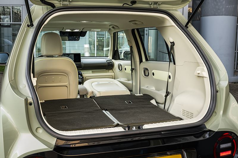 Het interieur van de Hyundai INSTER voelt merkbaar groter aan dan je op basis van zijn buitenmaten zou verwachten.