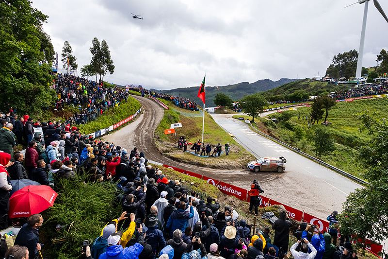 Thierry Neuville en Martijn Wydaeghe in actie in de Rally van Portugal.