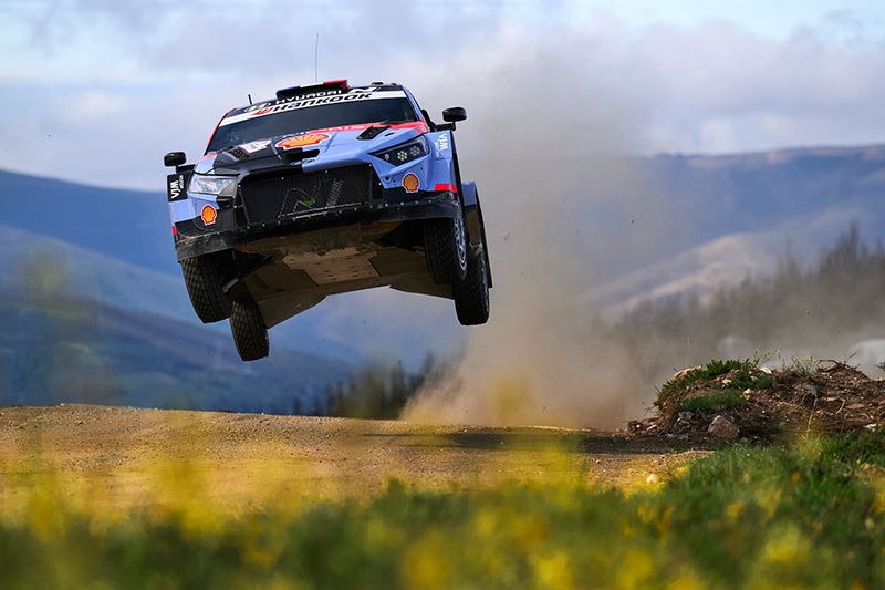 Een spectaculaire jump van Adrien Fourmaux en Alexandre Coria in de Rally van Portugal.