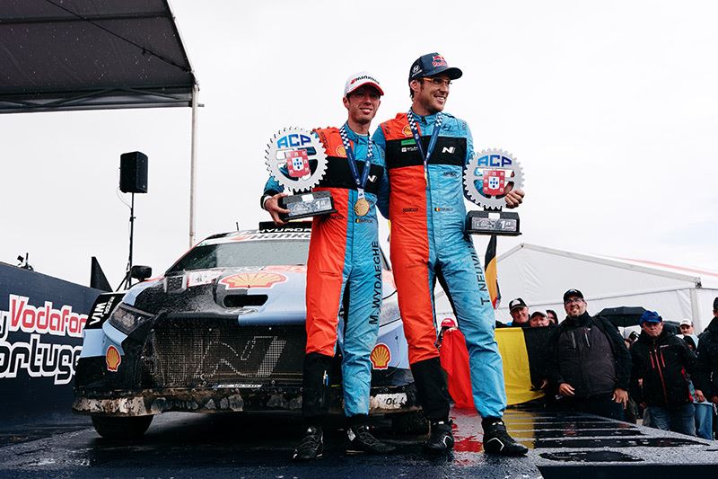 Thierry Neuville en Martijn Wydaeghe vieren hun overwinning in de Rally van Portugal.
