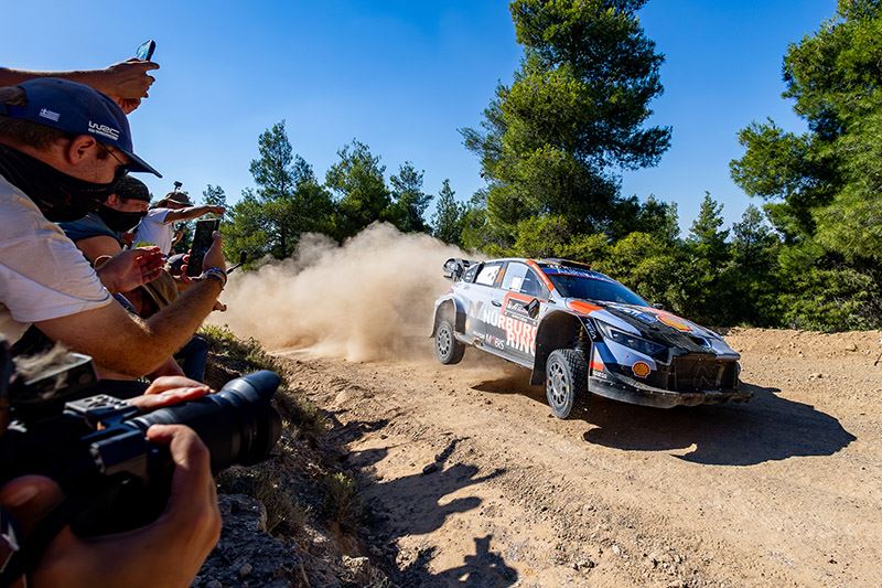 Thierry Neuville en Martijn Wydaeghe vliegen door de bocht in de Rally van Griekenland.