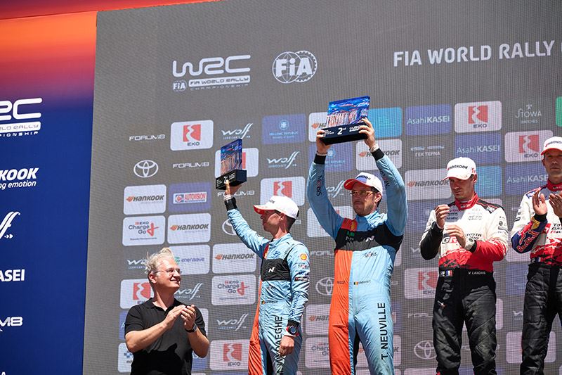 Thierry Neuville (rechts) en Martijn Wydaeghe vieren hun tweede plaats in de Rally van Griekenland.