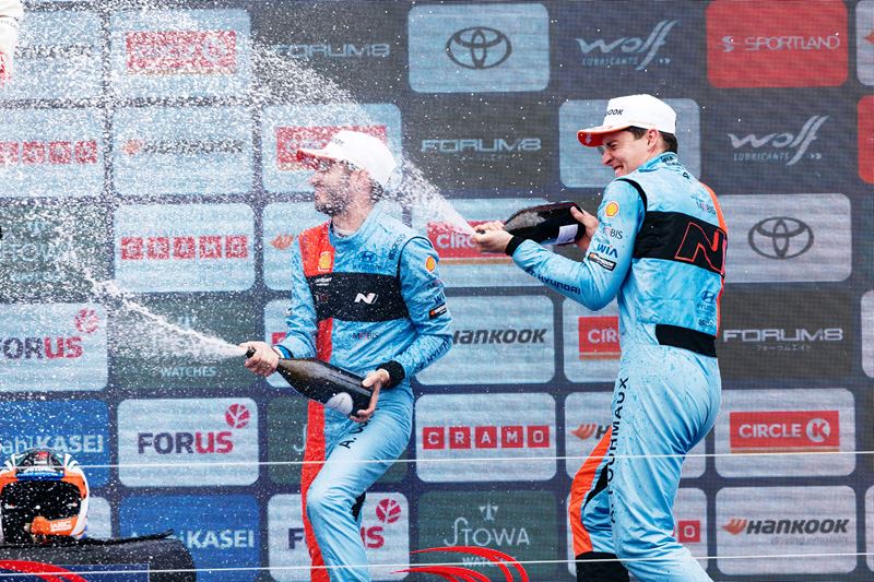 Adrien Fourmaux (rechts) en Alexandre Coria vieren hun derde plaats in de Rally van Estland.