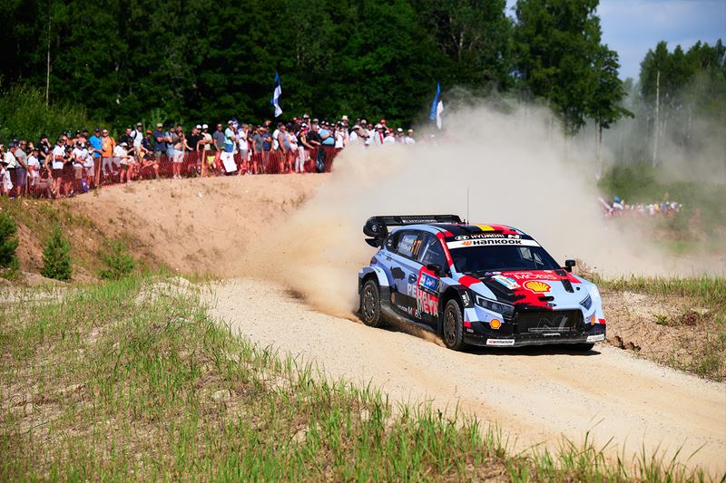 Thierry Neuville en Martijn Wydaeghe in actie in de Rally van Estland.
