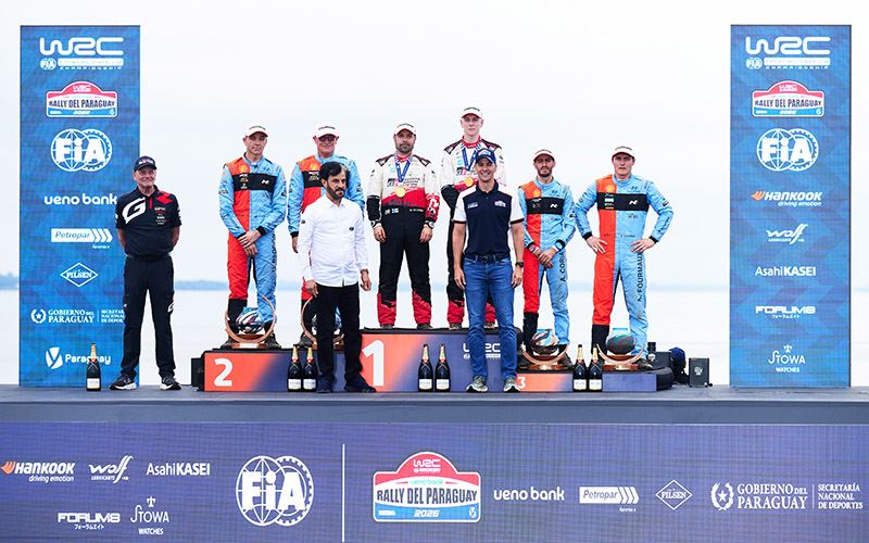 Het podium van de Rally van Paraguay, met Hayden Paddon en John Kennard en Adrien Fourmaux en Alexandre Coria op respectievelijk de tweede en derde plaats.