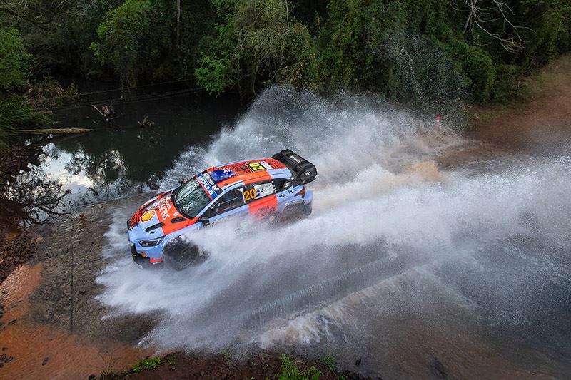 Hayden Paddon en John Kennard in actie in de Rally van Paraguay.