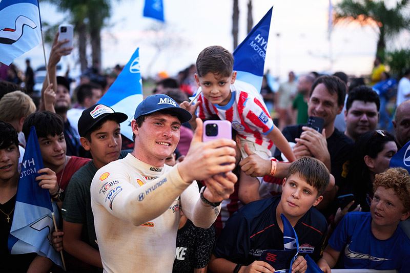 Adrien Fourmaux maakt een selfie met zijn fans.
