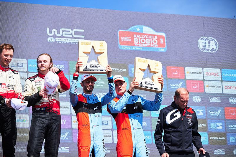 Adrien Fourmaux (rechts) en Alexandre Coria vieren hun derde plaats in de Rally van Chili.