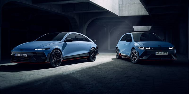 De Hyundai IONIQ 5 N (rechts) en de IONIQ 6 N.