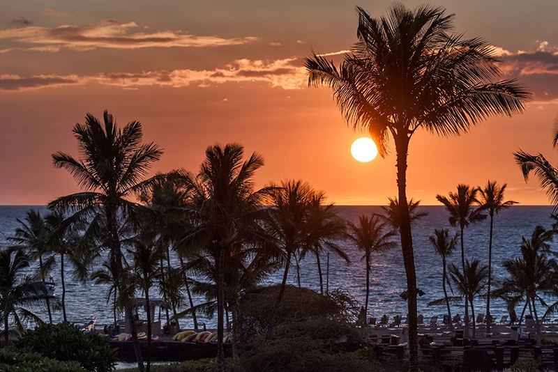 Kona is een klein toeristisch dorpje aan de westkust van Big Island, het grootste eiland van Hawaï. Vanwege de mooie zandstranden en de luxe hotels en resorts is het een populaire zon, zee en strandbestemming.