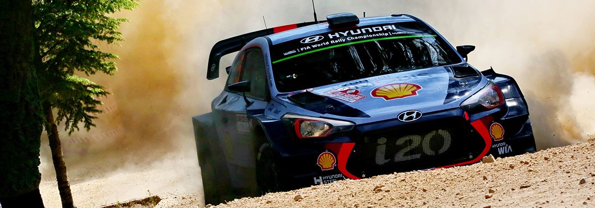 Hyundai-rallyrijder Thierry Neuville nadert Sébastien Ogier