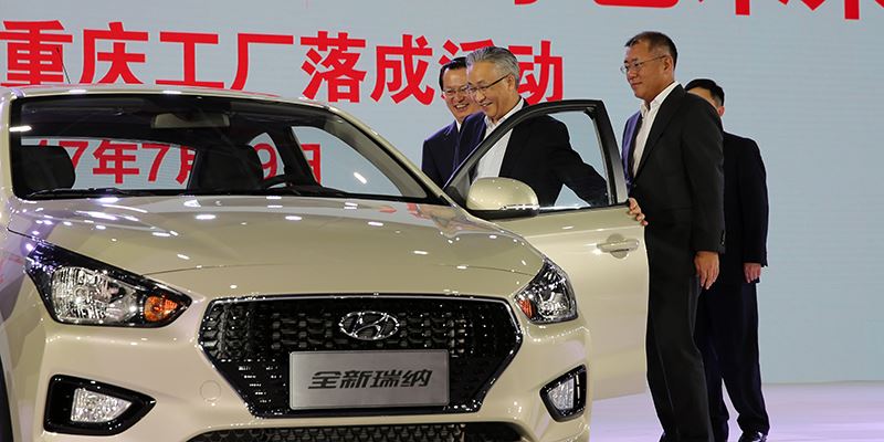 Foto: Hyundai Motor Company Vice Chairman Euisun Chung en burgemeester van Chongqing Zhang Guoqing bekijken een conceptauto tijdens de opening van de nieuwe fabriek.