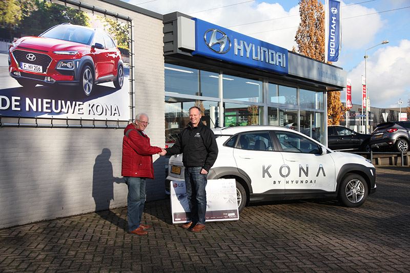 Foto: Op de foto krijgt de heer Nollen zijn prijs overhandigd door Frankwin van der Heijden van Hyundai Van der Heijden.