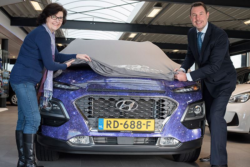 Jolanda van Orden de Graaf (links) onthult samen met Mike Belinfante van Hyundai Nederland haar zelfontworpen Hyundai KONA.