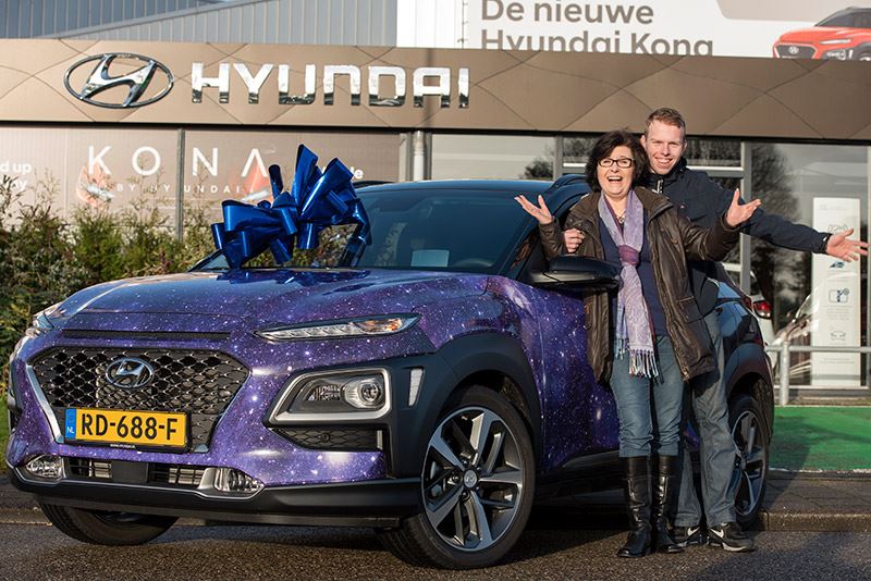 Superblij zijn Jolanda van Orden de Graaf en haar zoon Niels met hun prijs: een maand lang gratis rijden in hun zelfontworpen Hyundai KONA.