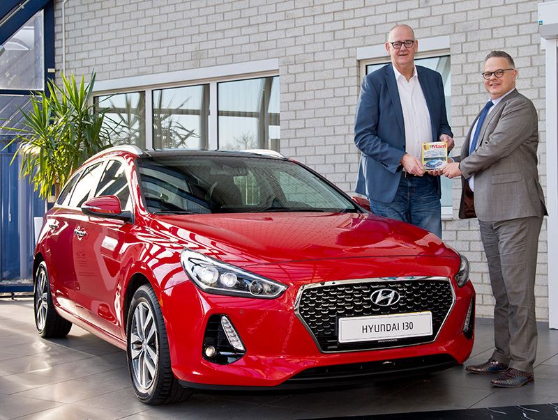 Foto: Initiatiefnemer Rob Bruintjes van OpMaat (2.21 meter) reikt de award uit aan Hyundai-directeur Ronald Dubbelman (1.87 meter).